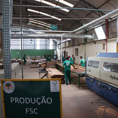 Madeira certificada FSC sendo fabricada em deck